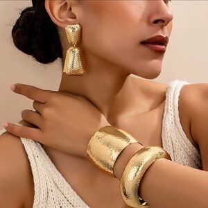 🔥🔥🆕3pc Gold Hammered Earrings and Bracelet Set